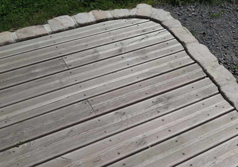 Création d'une terrasse en bois bordée de pavés
