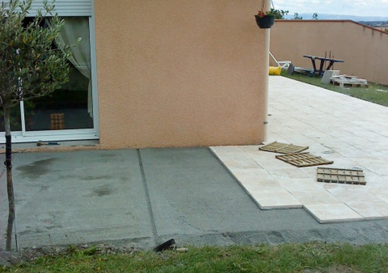 Création d'une terrasse carrelée à Sury le Comtal