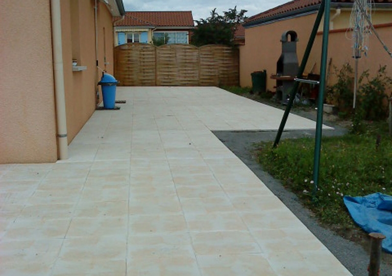 Création d'une terrasse carrelée à Sury le Comtal