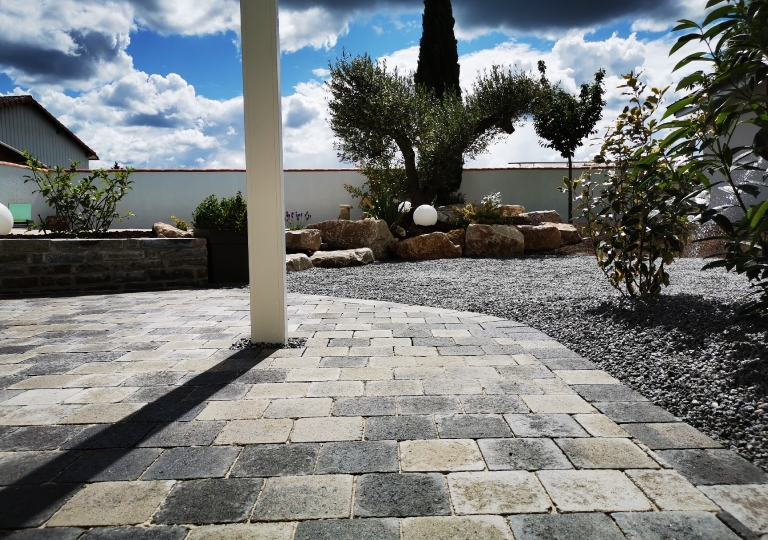 Création d'une terrasse, d'un massif et d'une cours à Champdieu_1