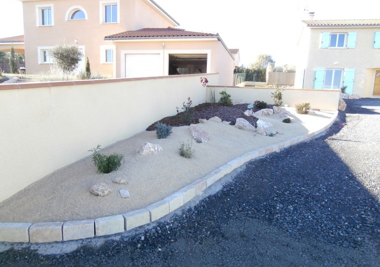 Une bordure délimitant un jardin sec