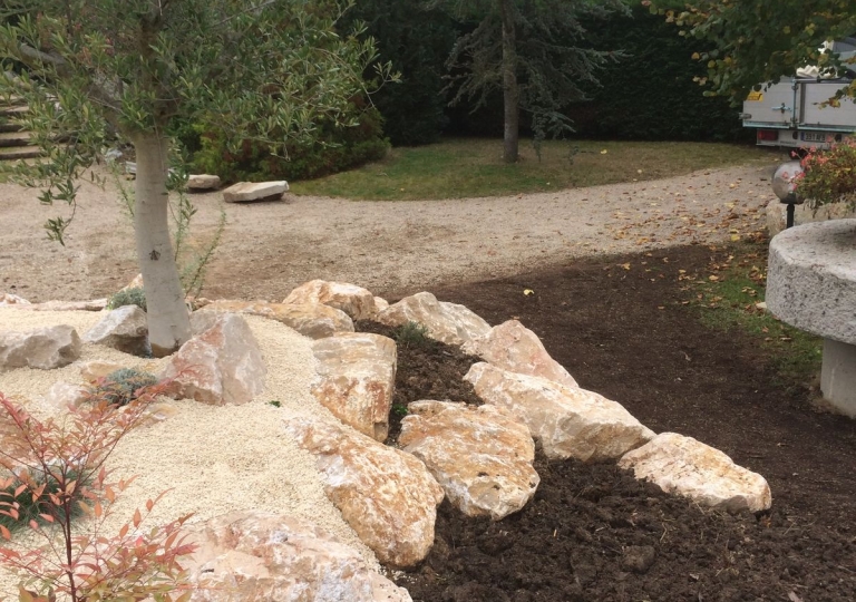 Création d'un décor minéral à Ecotay L'Olme