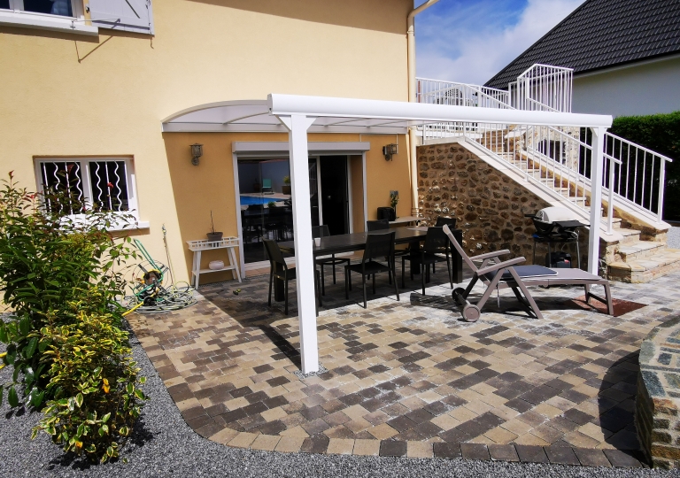 Création d'une terrasse en pavés à Champdieu