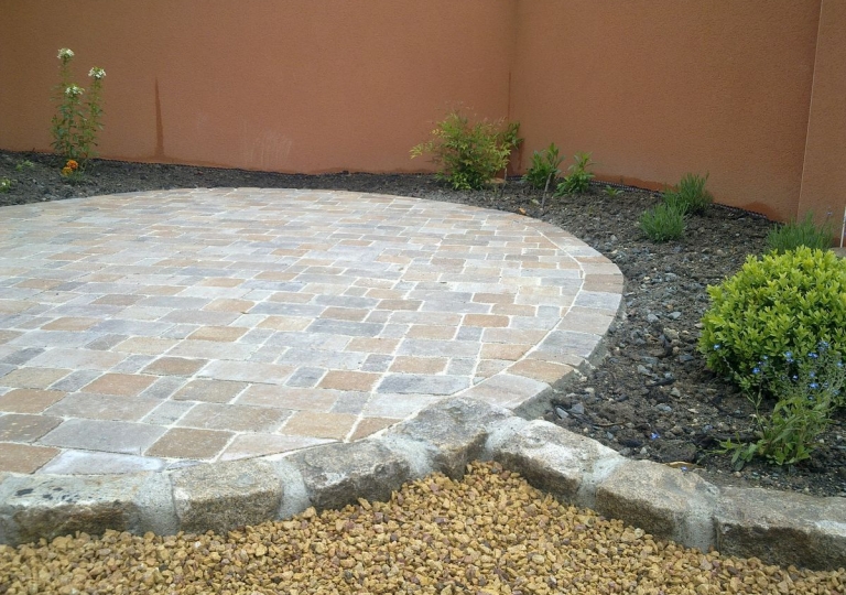 Terrasse en pavés à Ecotay L'Olme