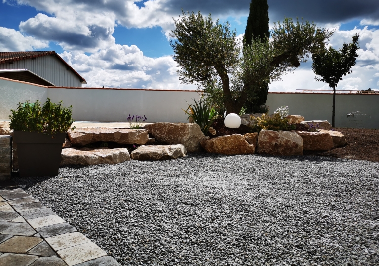 Création d'une terrasse, d'un massif et d'une cous à Champdieu_2